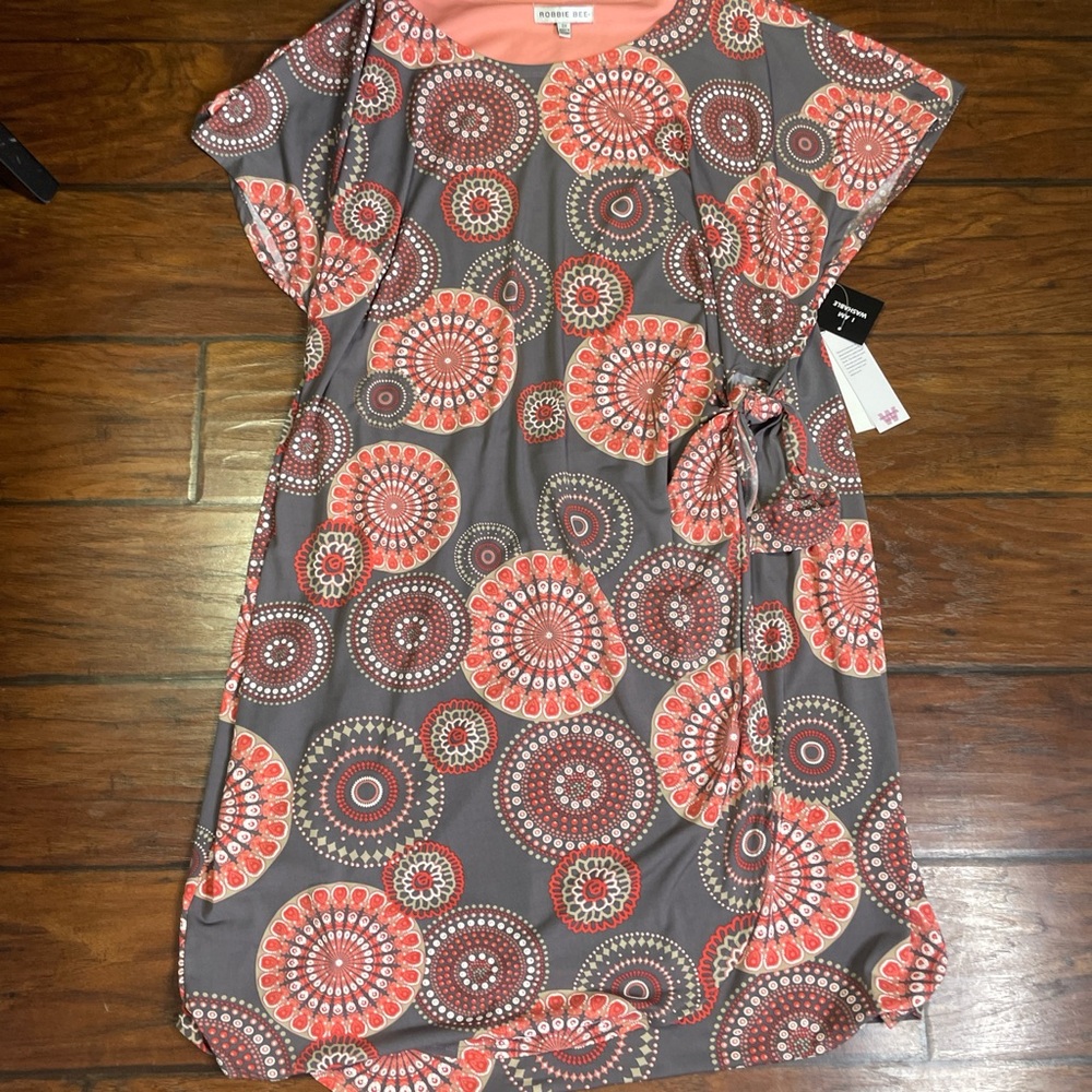 Robbie Bee short sleeve puff print sheath dress. Grey and coral. Women’s 3X